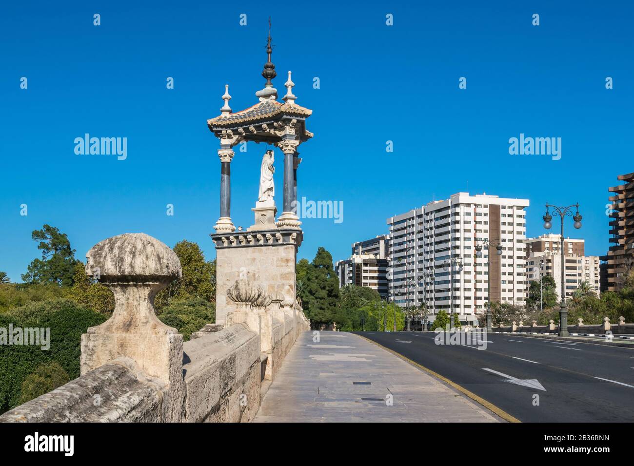 Valencia, Spanien - 3. November 2019: Die Brücke Pont del Real über das versiegte Flussbett Turia, die im sechzehnten Jahrhundert mit der Skulptur von erbaut wurde Stockfoto