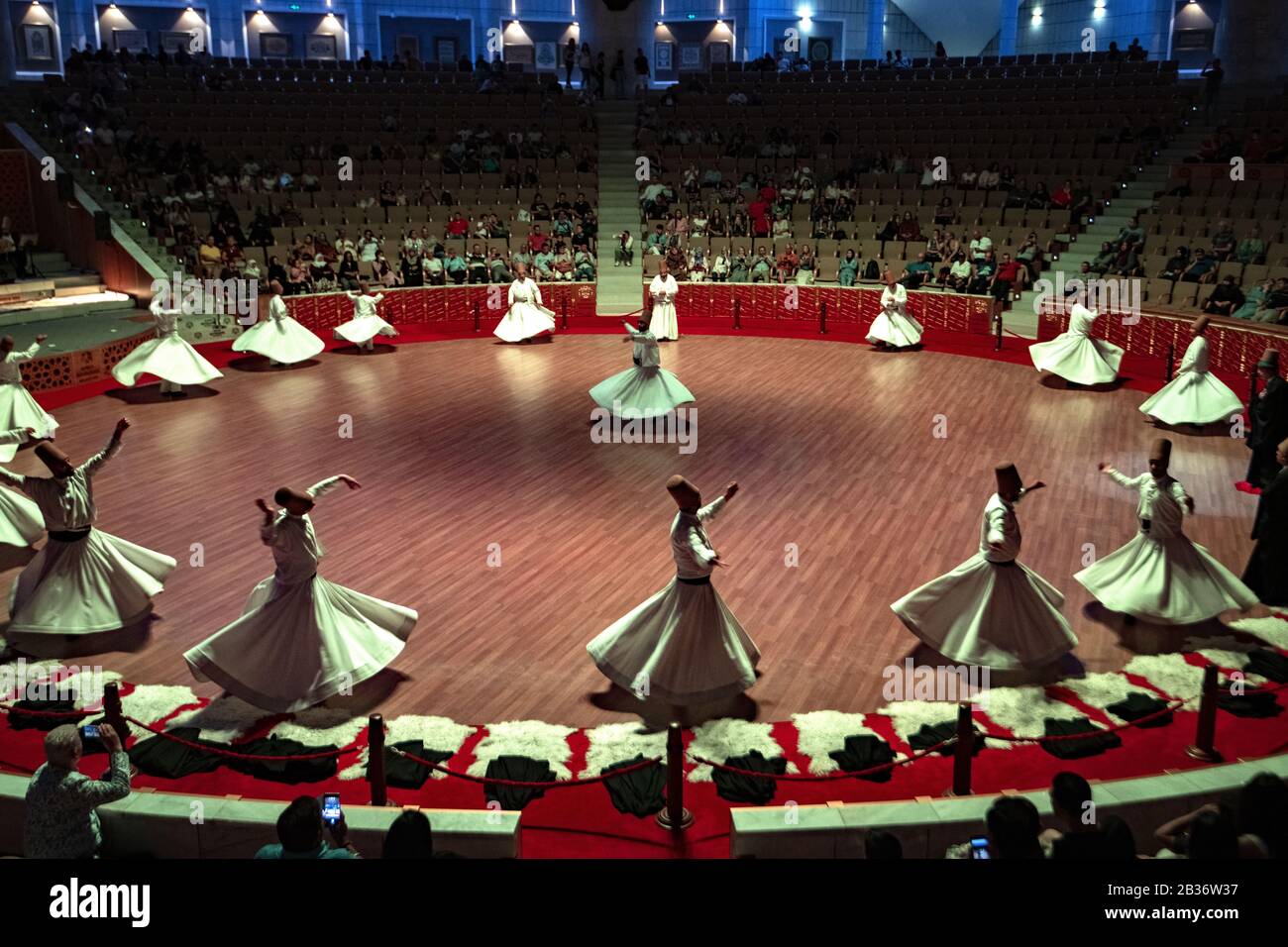 Die Türkei, Konya, verderbt die Zeremonie im Kulturzentrum Mevlana Stockfoto