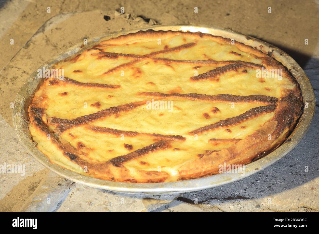 Frankreich, Pas de Calais, Wirwignes, estaminet Memere Harle, Tart au papin (oder Libouli oder Torte mit großen Rändern) ist eine Art Gebäckkuchen mit einigen Pflaumen, kulinarischer Spezialität Boulonnais aus dem Ofen über einem Holzfeuer Stockfoto
