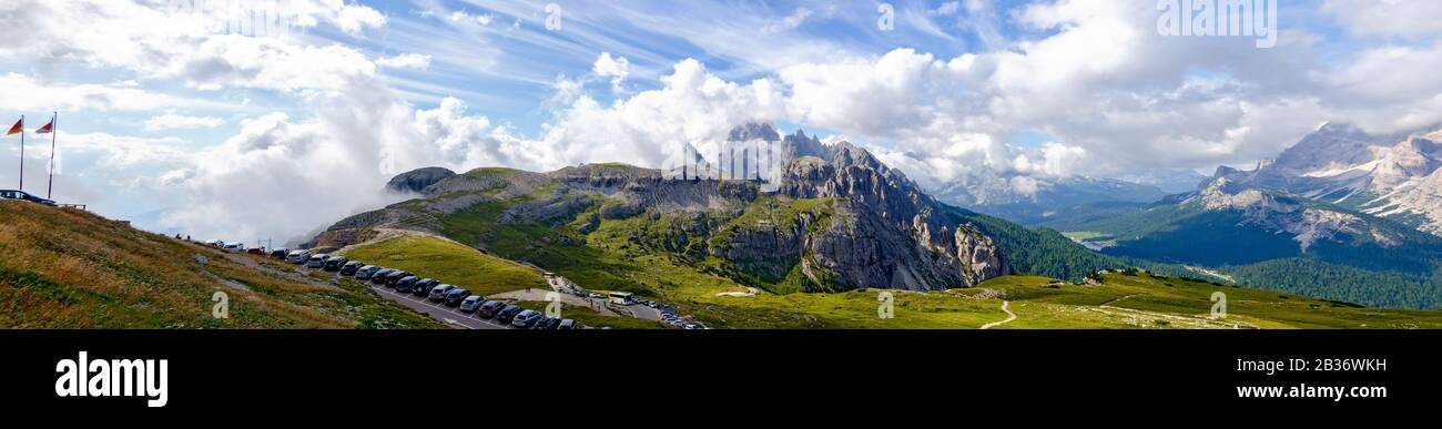 Panoramablick auf den Monte Cristallo und die Cadini-Gruppe vom Berghaus Refugio Auronzo mit Parkplatz am Ende der Mautstraße, T Stockfoto