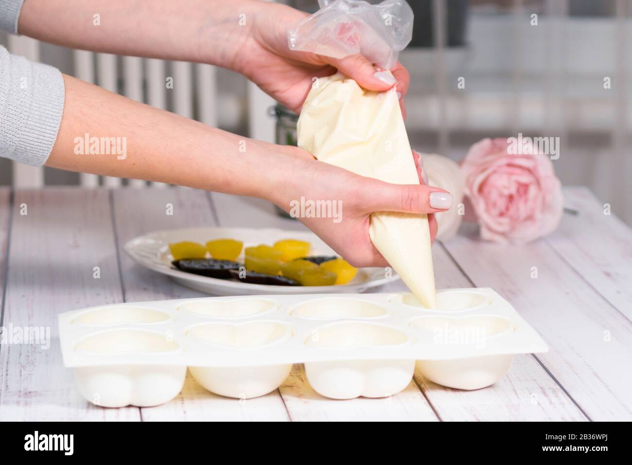 Schritt für Schritt wird der Mousse Kuchen mit Spiegelglasur gebacken. Französisches Dessert wird zubereitet. Gefrorenes Spiegel-Icing auf dem Kuchen. Backen und Konditorei Stockfoto