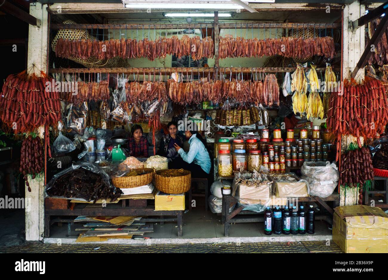 Siem Reap, Kambodscha, Asien: Wurst- und Konservengeschäft im zentralen Markt von Siem Reap Stockfoto