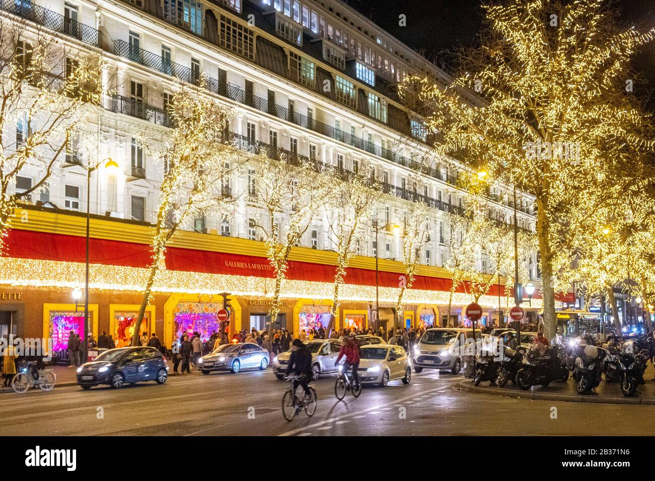 Frankreich, Paris, Grands Magasins, Boulevard Haussmann mit Weihnachtsbeleuchtung Stockfoto