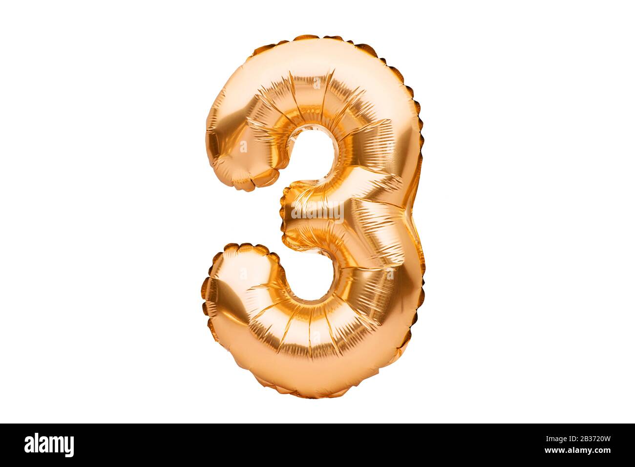 Nummer 3 drei, aus goldenem aufblasbarem Heliumballon. Gold Foil Ballon Schrift Teil des vollen Zahlensatzes, isoliert auf weiß. Geburtstagsfeier Stockfoto