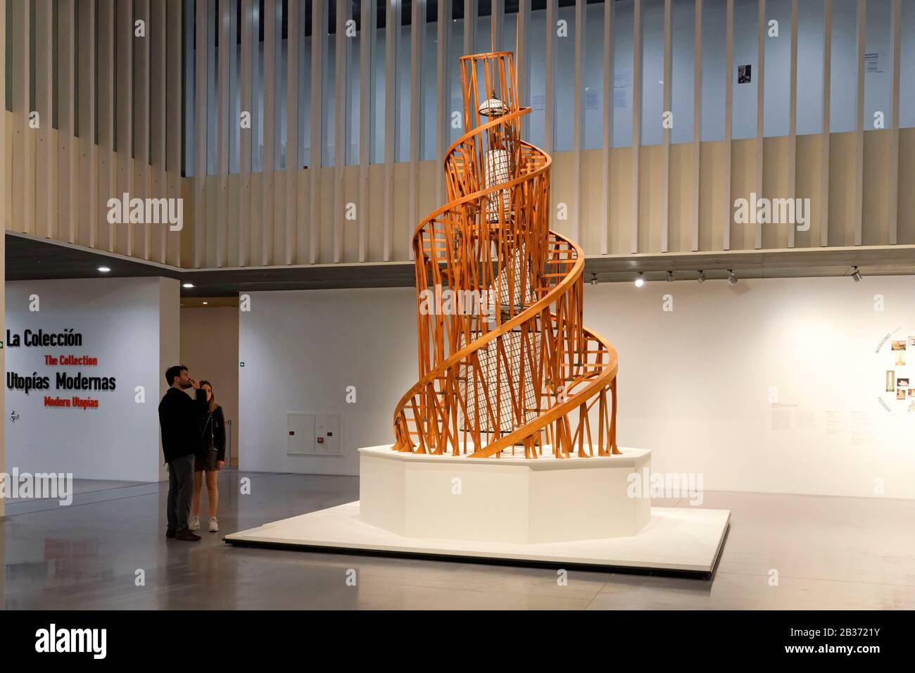 Spanien, Andalusien, Costa del Sol, Málaga, Das Pompidou Art Centre der Cube von Daniel Buren, Modell des Denkmals zur Dritten Internationale von Wladimir Tatlin Stockfoto