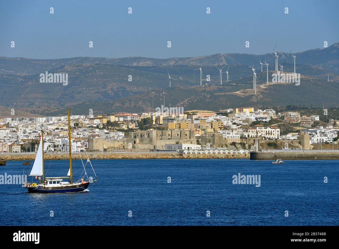 Spanien, Andalusien, Costa de la Luz, Tarifa, Hafen und Castillo de Guzman el Bueno (Schloss Guzman) Stockfoto