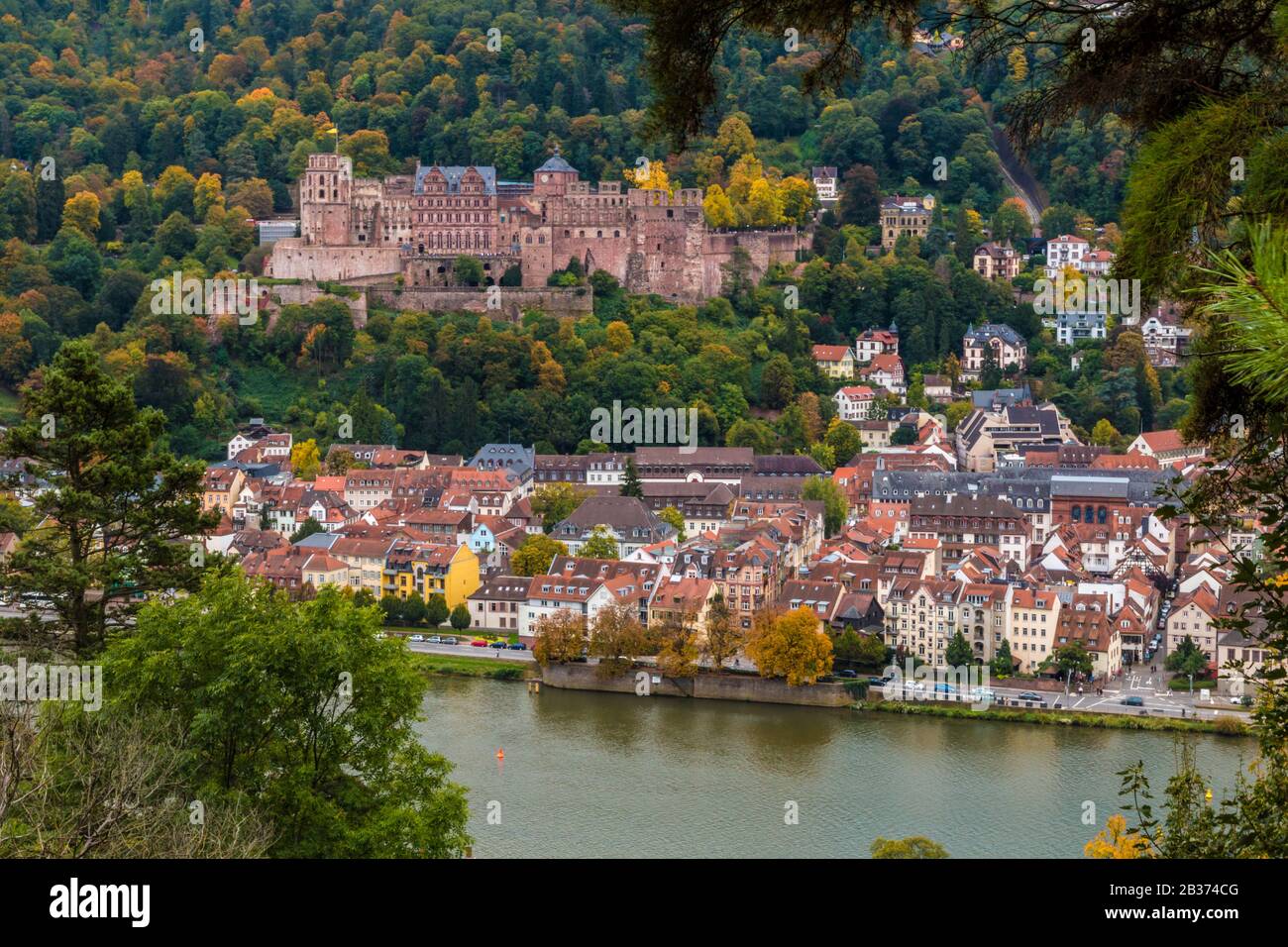 Romantischer Rundblick auf die Burgruine von Heidelberg auf der Königstuhl-Schanze, die Altstadt und den Neckar vom Weg Des Philosophen in... Stockfoto