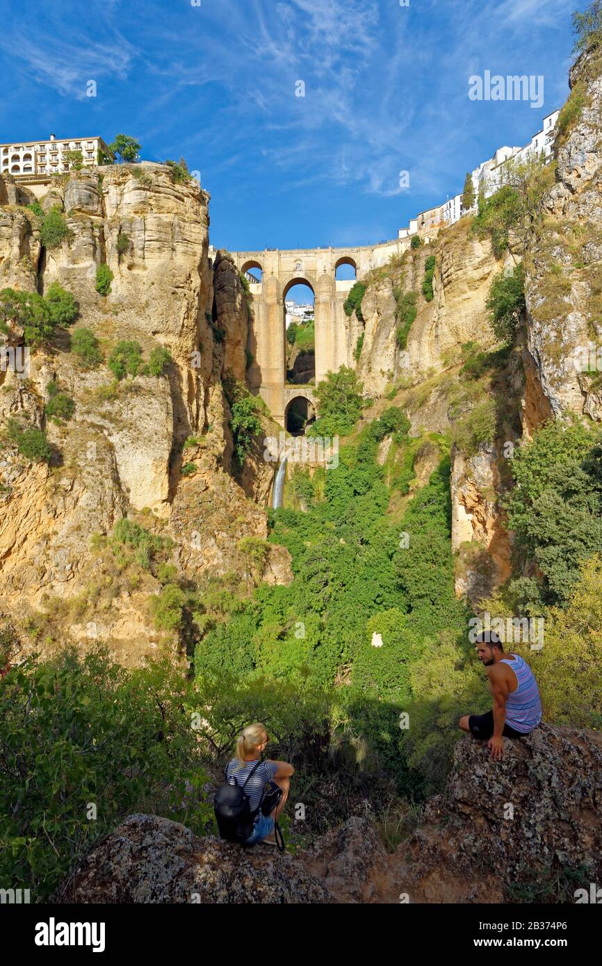 Spanien, Andalusien, Provinz Málaga, Ronda, Straße der weißen Dörfer (Ruta de los Pueblos Blancos), Dorf auf einem Felsvorsprung und Puente Nuevo (neue Brücke) Stockfoto