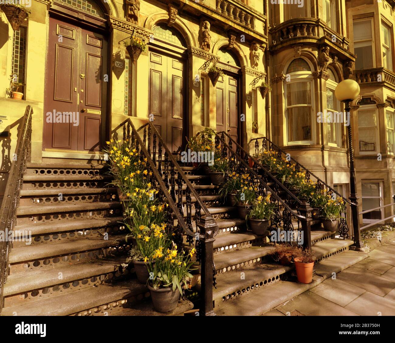 Glasgow, Schottland, Großbritannien, 4. März 2020: Großbritannien Wetter: Sonniger Frühlingstag sahen Einheimische und Touristen die Sonne in Queens Drive genießen das Queens Parkgebiet der Stadt. Copywrite Gerard Ferry/Alamy Live News Stockfoto