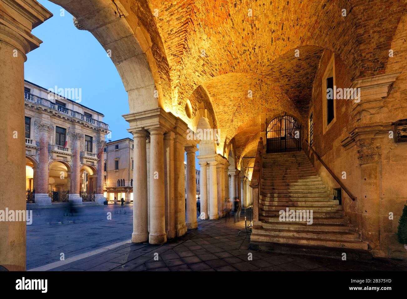 Italien, Venetien, Vicenza, Piazza Signori, Loggia del Capitaniato und die von der UNESCO zum Weltkulturerbe erklärte Basilika Palladiana Stockfoto