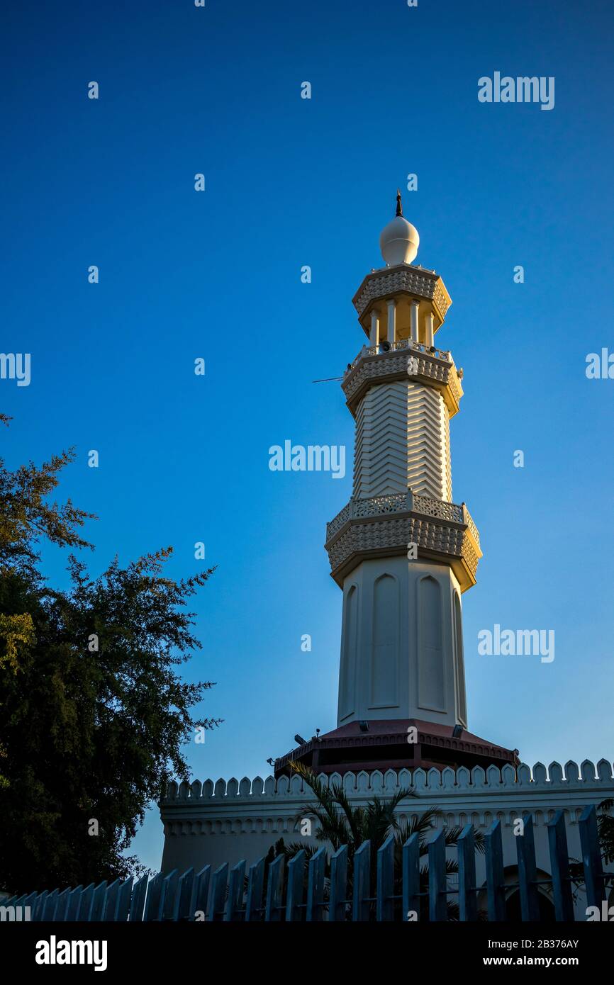 Schöne weiß getünchte Moschee von Sharif Hussein bin Ali in Akaba, Jordanien. Sonnenaufgang, wolkenloser klarer Himmel Wintertag. Vertikaler Rahmen Stockfoto