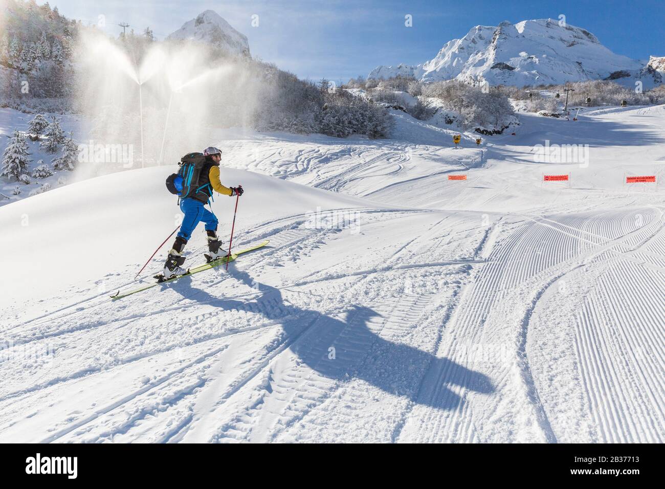 Frankreich, Neu-Aquitanien, Pyrenees-Atlantiques, Skigebiet Gourette (Gemeinde Eaux-Bonnes), ein Skifahrer fährt in einem Kreis vor Schneekanonen Stockfoto