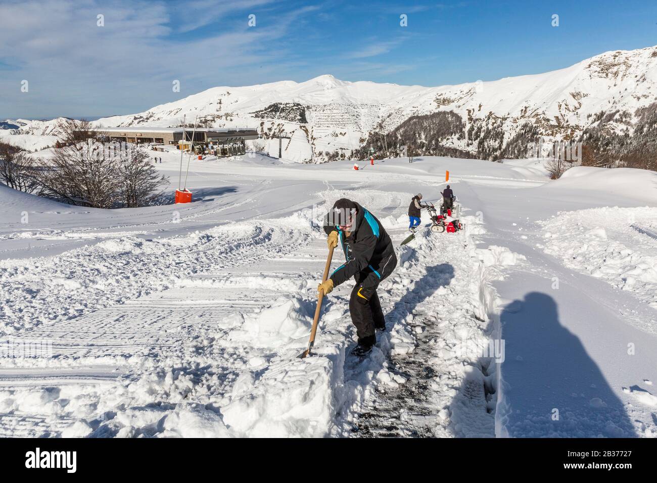 Frankreich, Pyrenäen Atlantiques, Skigebiet Gourette (Gemeinde Eaux-Bonnes) ein Techniker pflügt ein Laufband Stockfoto