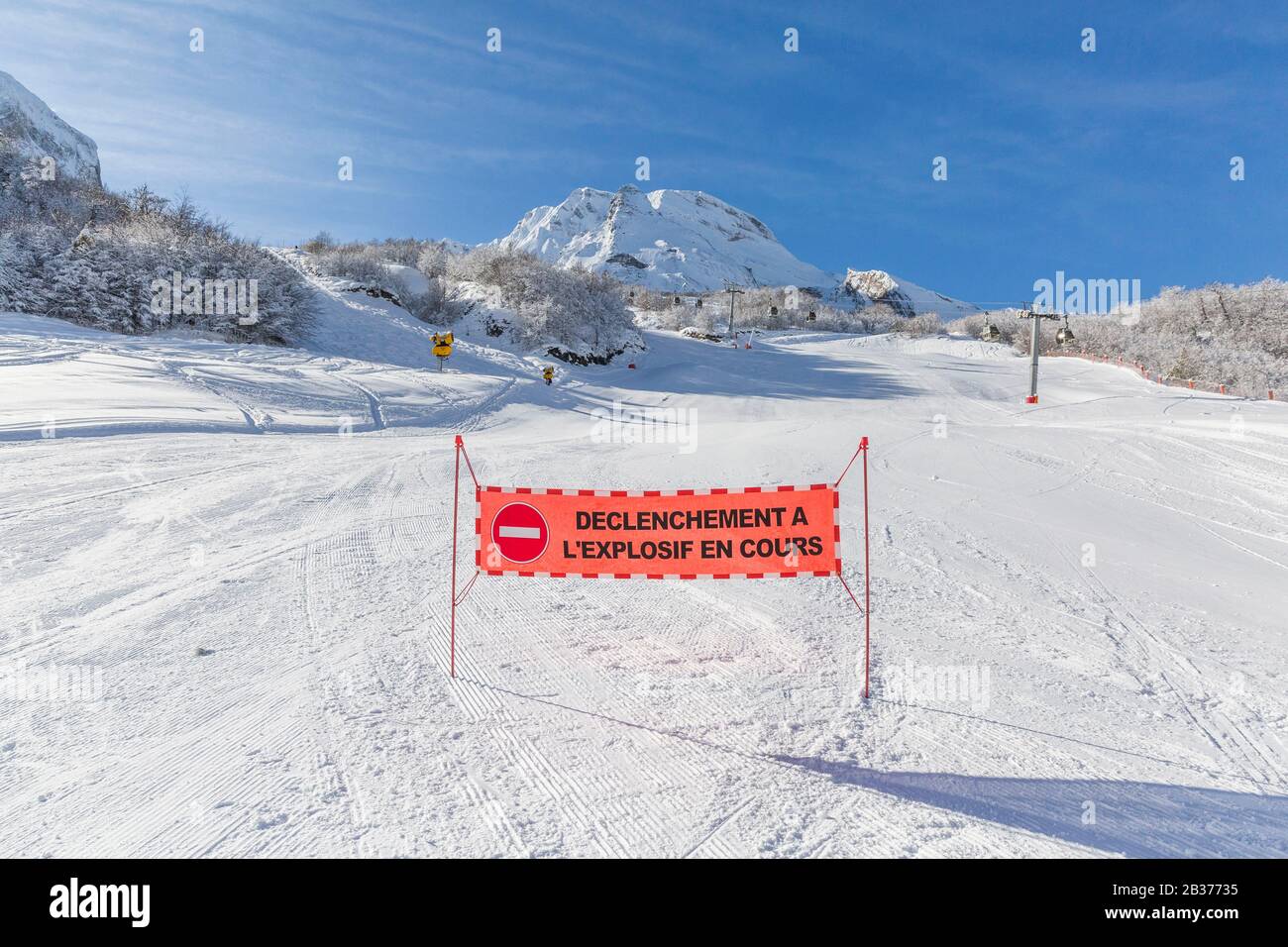 Frankreich, Pyrenäen-Atlantiques, Skigebiet Gourette (Gemeinde Eaux-Bonnes), die Vorbeugung gegen Lawinenauslösungen zeigt Stockfoto