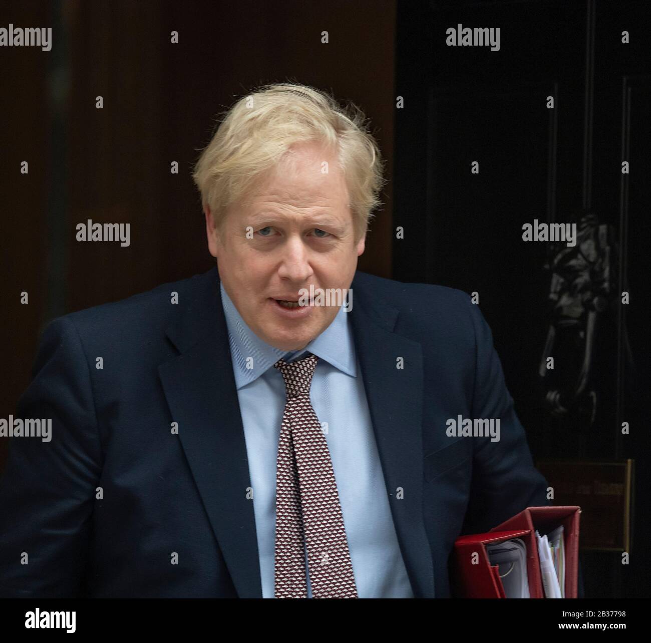 Downing Street, London, Großbritannien. März 2020. Premierminister Boris Johnson verlässt die 10 Downing Street, um an wöchentlichen Fragen der Premierminister im Parlament teilzunehmen. Kredit: Malcolm Park/Alamy. Stockfoto