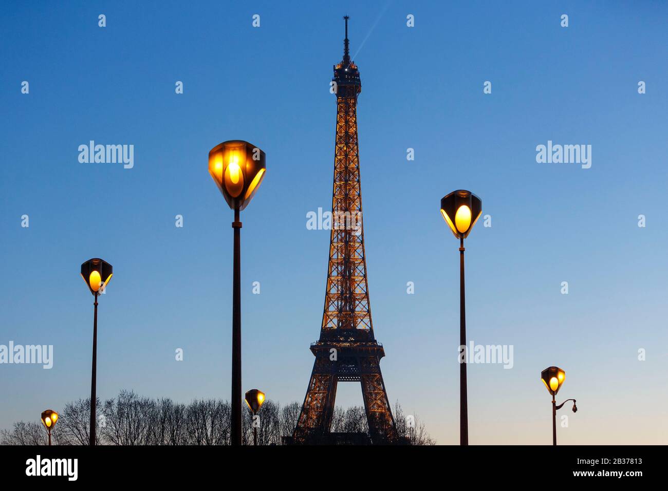 Frankreich, Paris, Straßenlaternen auf der Iena-Brücke und der Eiffelturm im Hintergrund Stockfoto
