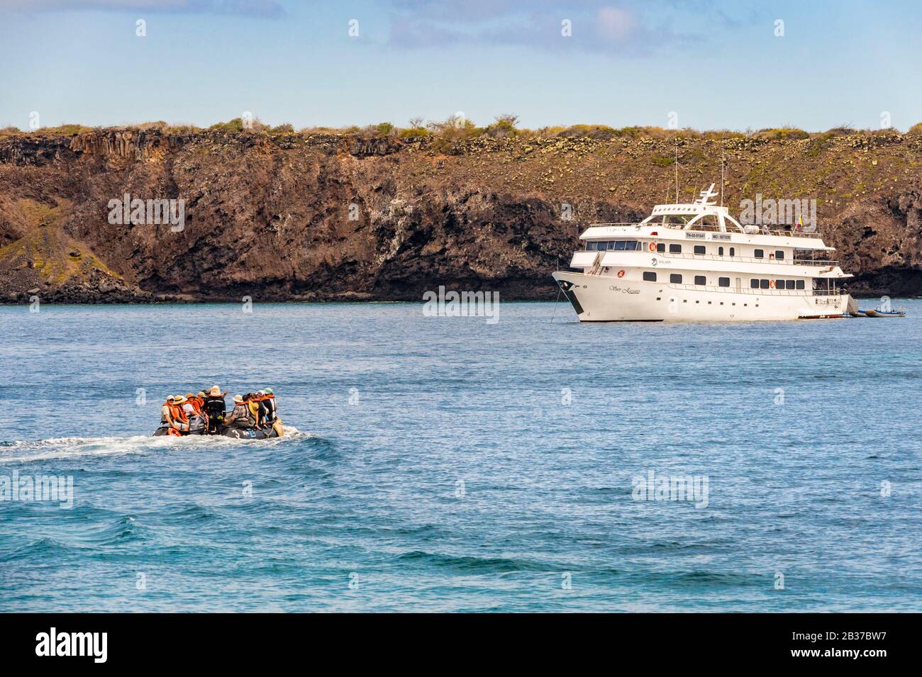 Ecuador, die Inselgruppe Galapagos, die von der UNESCO zum Weltkulturerbe erklärt wurde, Santa Cruz Island, eine Gruppe von Naturforschern kehrt mit dem Boot von der Insel Plaza Sud zurück Stockfoto