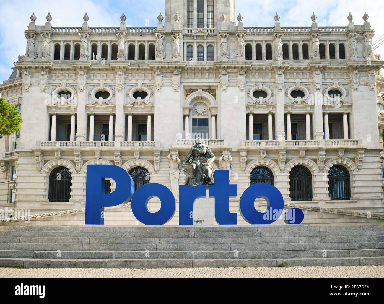 Garrett Statue Und Porto City Hall In Der Avenida Dos Aliados Stockfoto