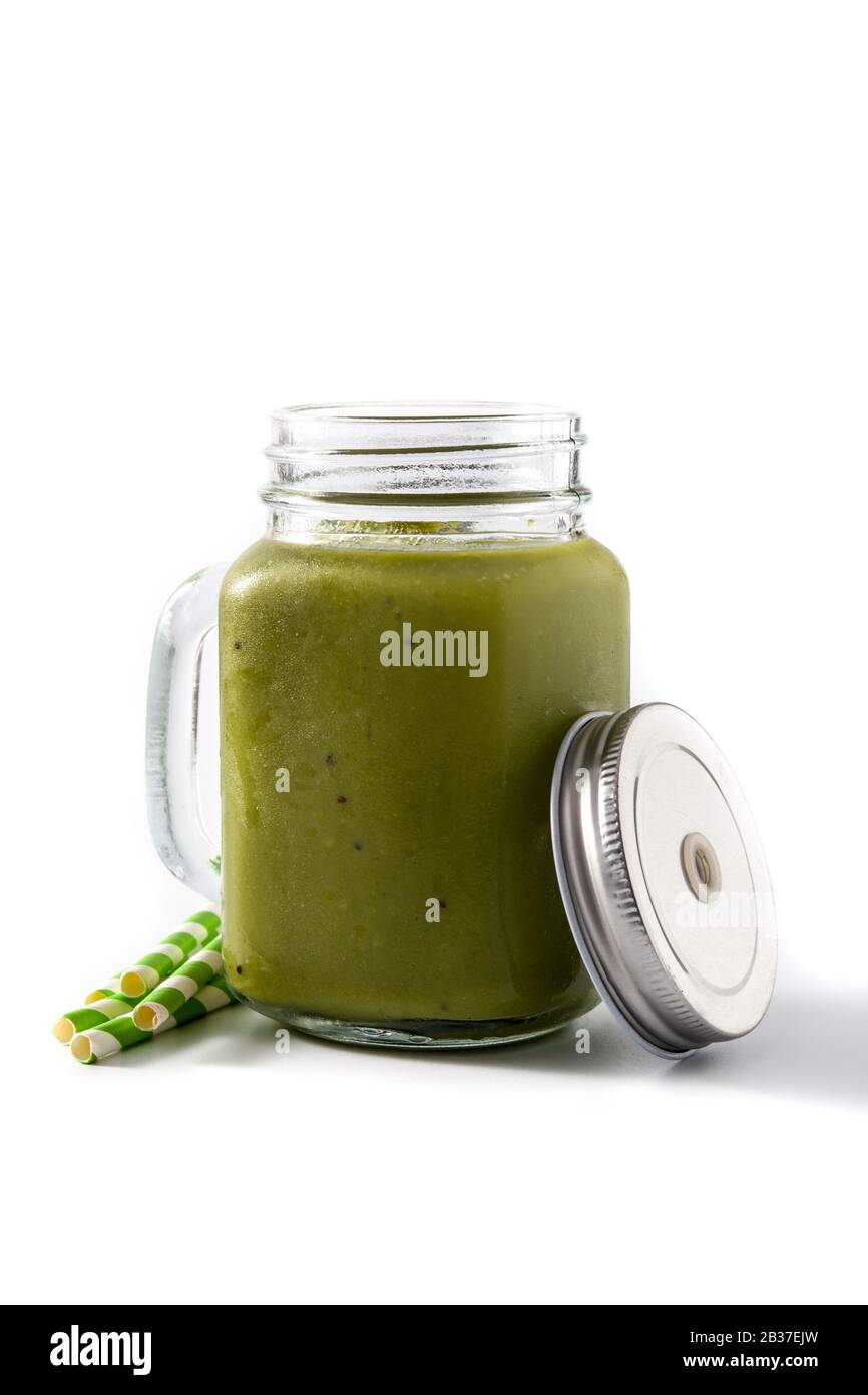 Gesunder grüner Smoothie mit Spinat, Minze, Kiwi, Ingwer und Grün isoliert auf weißem Hintergrund. Stockfoto
