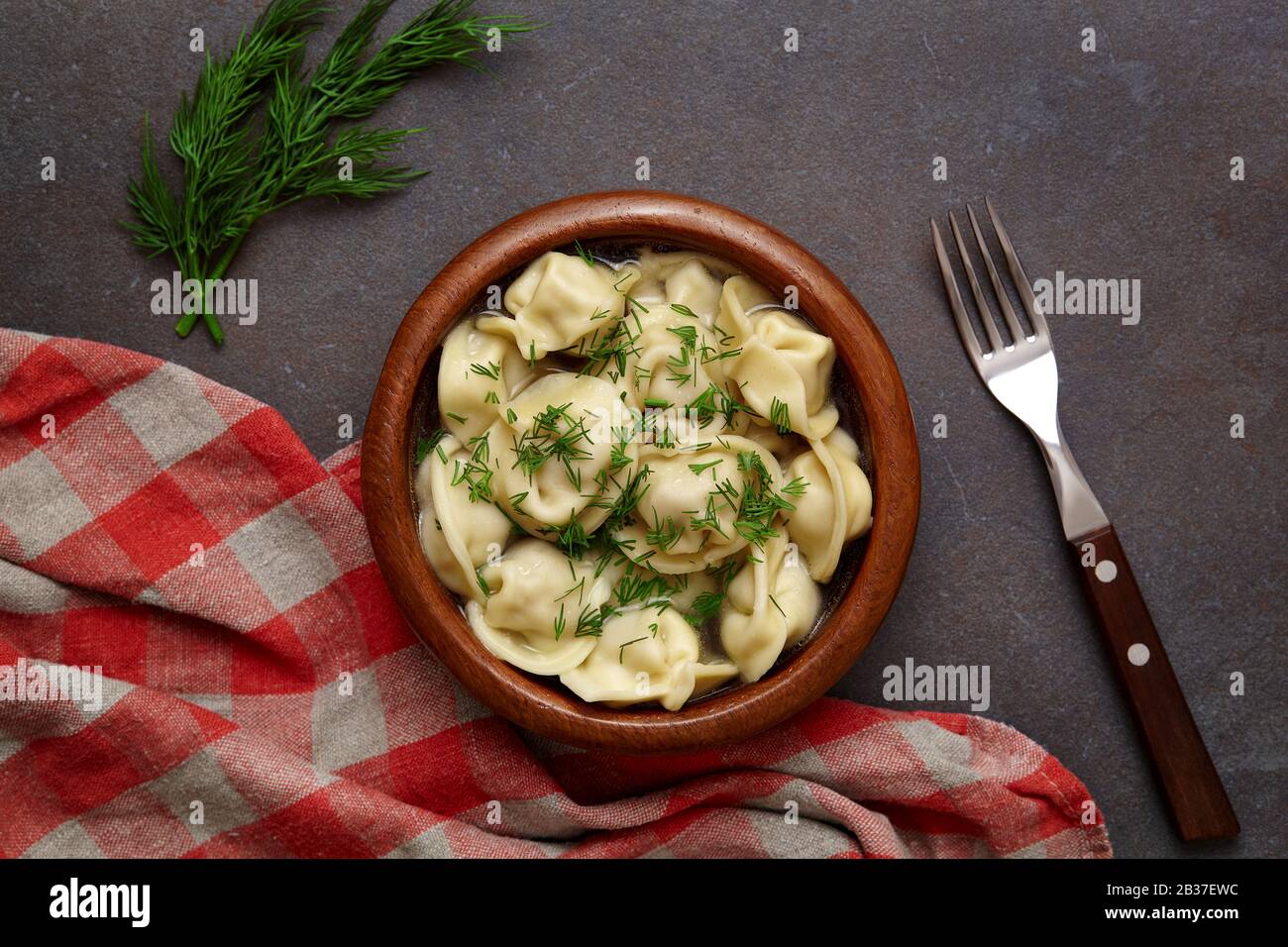 Platte aus traditionellen russischen Knödel, Ravioli auf dunklem Hintergrund. Draufsicht. Hausgemachte Speisen. Stockfoto