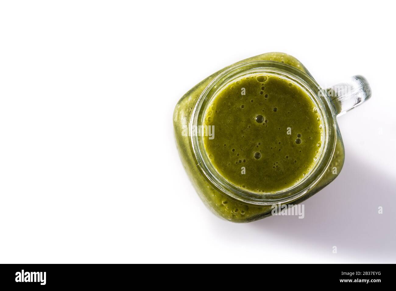 Gesunder grüner Smoothie mit Spinat, Minze, Kiwi, Ingwer und Grün isoliert auf weißem Hintergrund. Kopierbereich in der Draufsicht Stockfoto