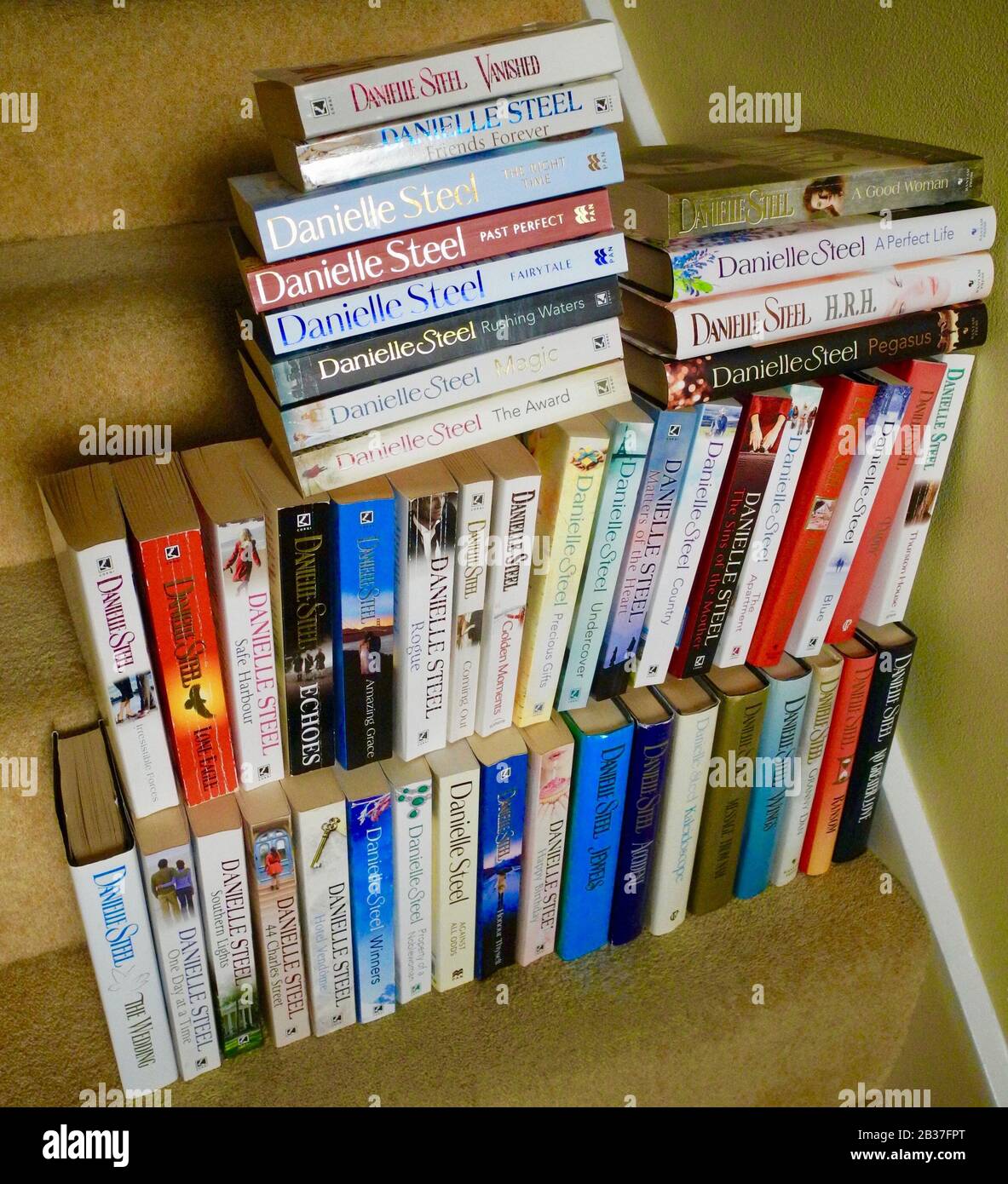 Eine Auswahl der Bücher von Danielle Steel - ein sehr beliebter Autor Stockfoto