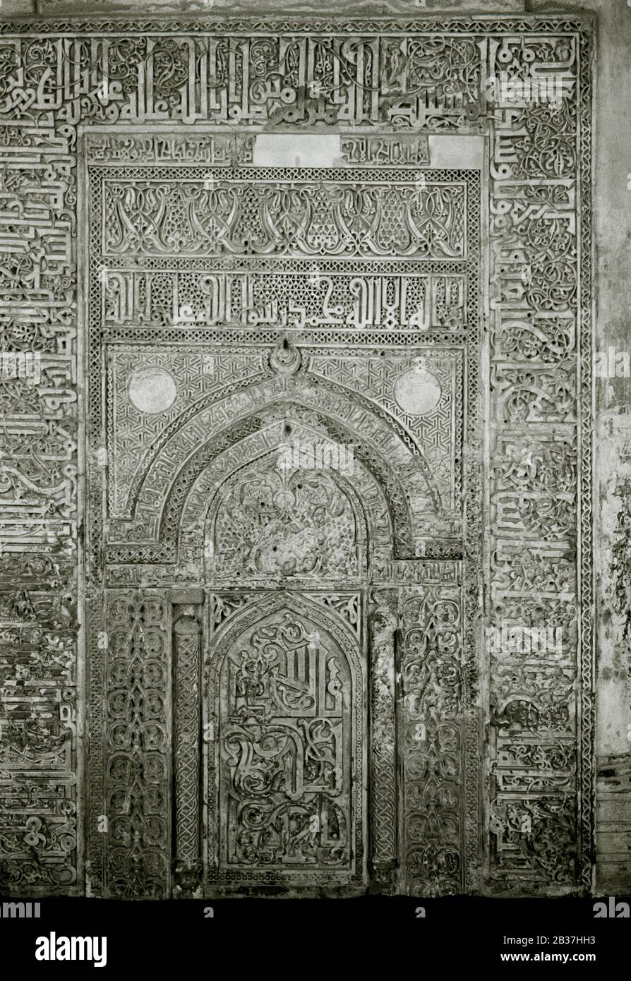 Reisefotografie - Mauerwerk in den Arkaden der Moschee von Ibn Tulun im islamischen Kairo in der Stadt Kairo in Ägypten in Nordafrika, Naher Osten Stockfoto