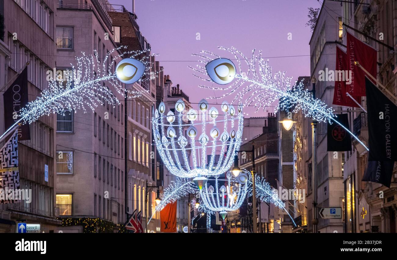 Die Weihnachtsbeleuchtung 2019 in der New Bond Street in London, Großbritannien. Stockfoto