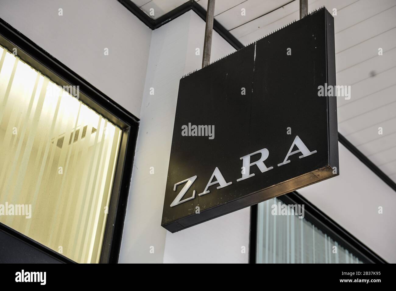 Das Zara-Logo ist in der Innenstadt zu sehen. Stockfoto