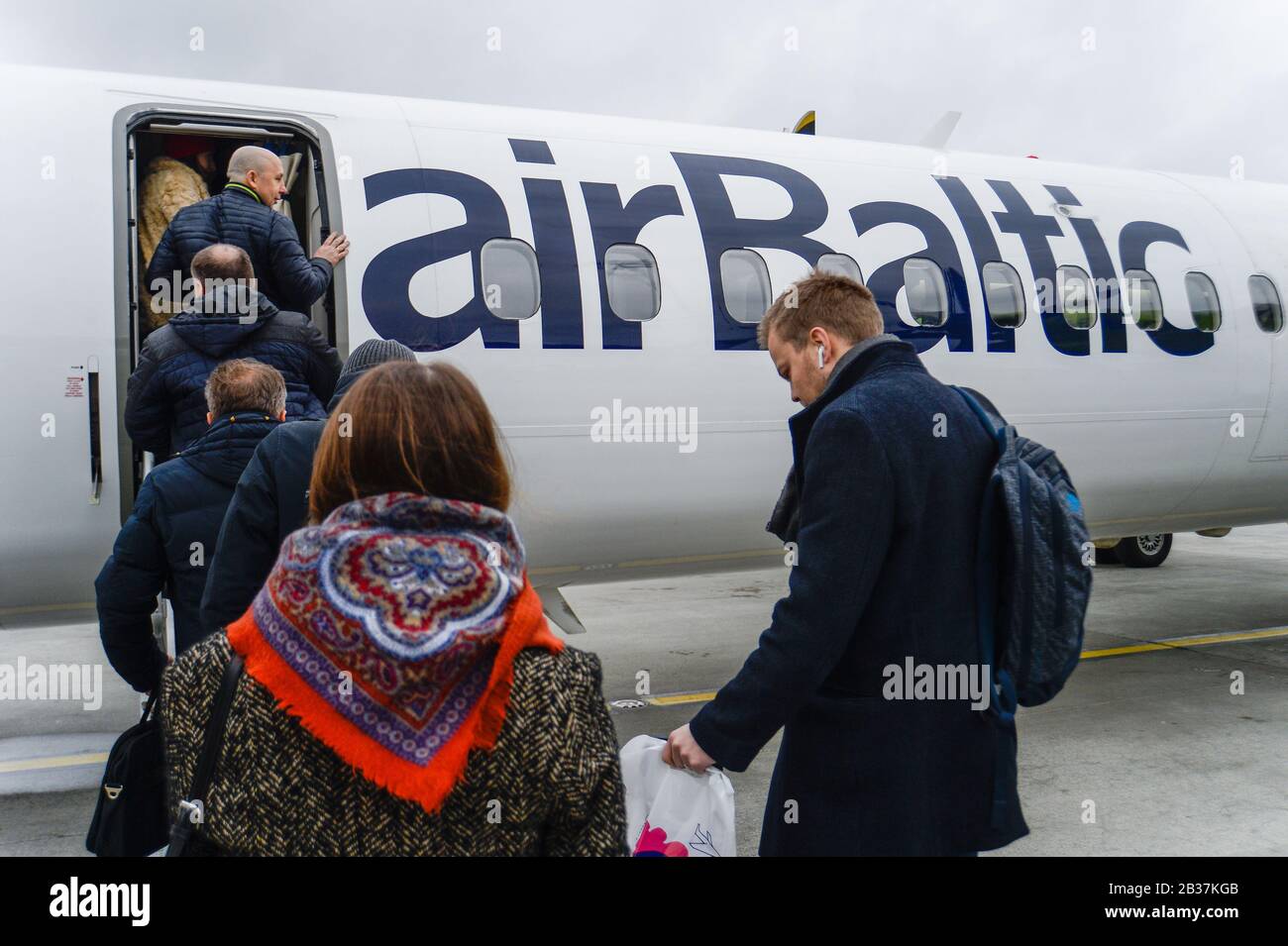 Passagiere steigen an Bord eines luftbaltischen Bombardier Q400 Next Gen-Flugzeugs am Warschauer Chopin-Flughafen. Stockfoto