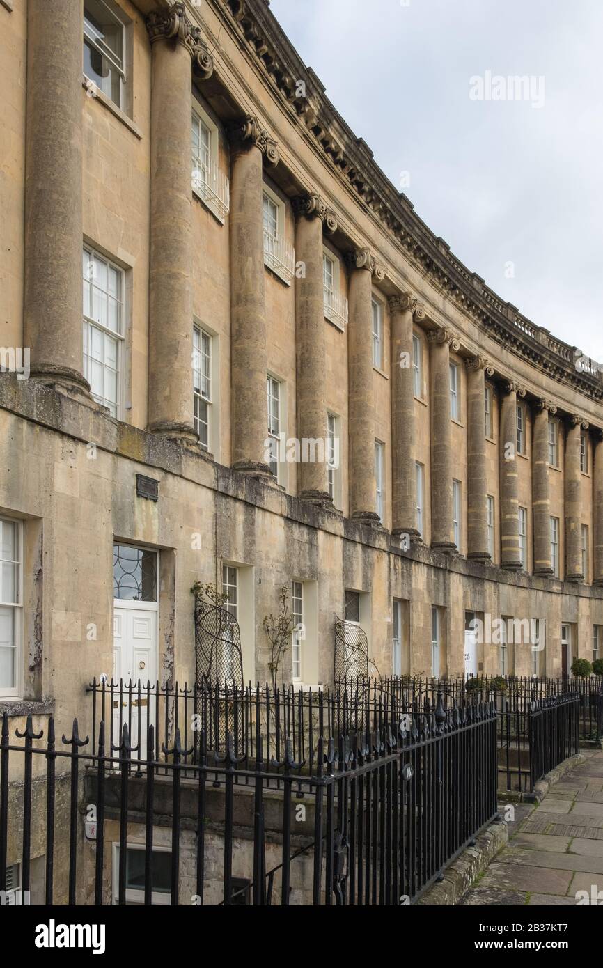 Royal Crescent in Bath, Somerset ist berühmt für seine geschwungene Reihe von Häusern im Regency-Stil mit Blick auf das Grün Stockfoto