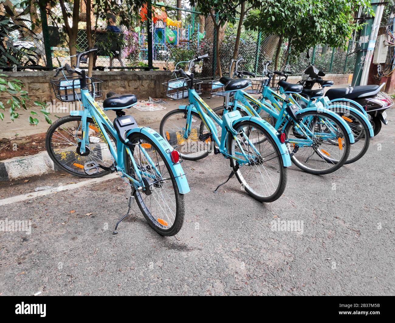 Bangalore, Indien - 17. Mai 2019 - Gemeinsamer Zyklus einer Startup-Firma, die auf der Straße in Bangalore, Indien, geparkt ist. Stockfoto