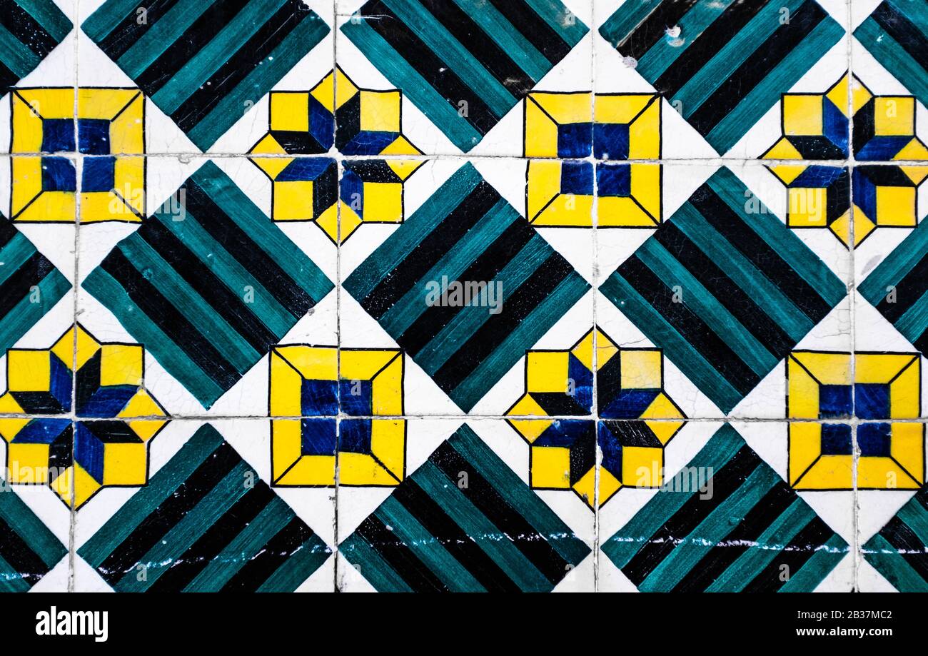 Portugiesische traditionelle Fliesen Azulejos mit farbenfrohem geometrischem Muster. Stockfoto