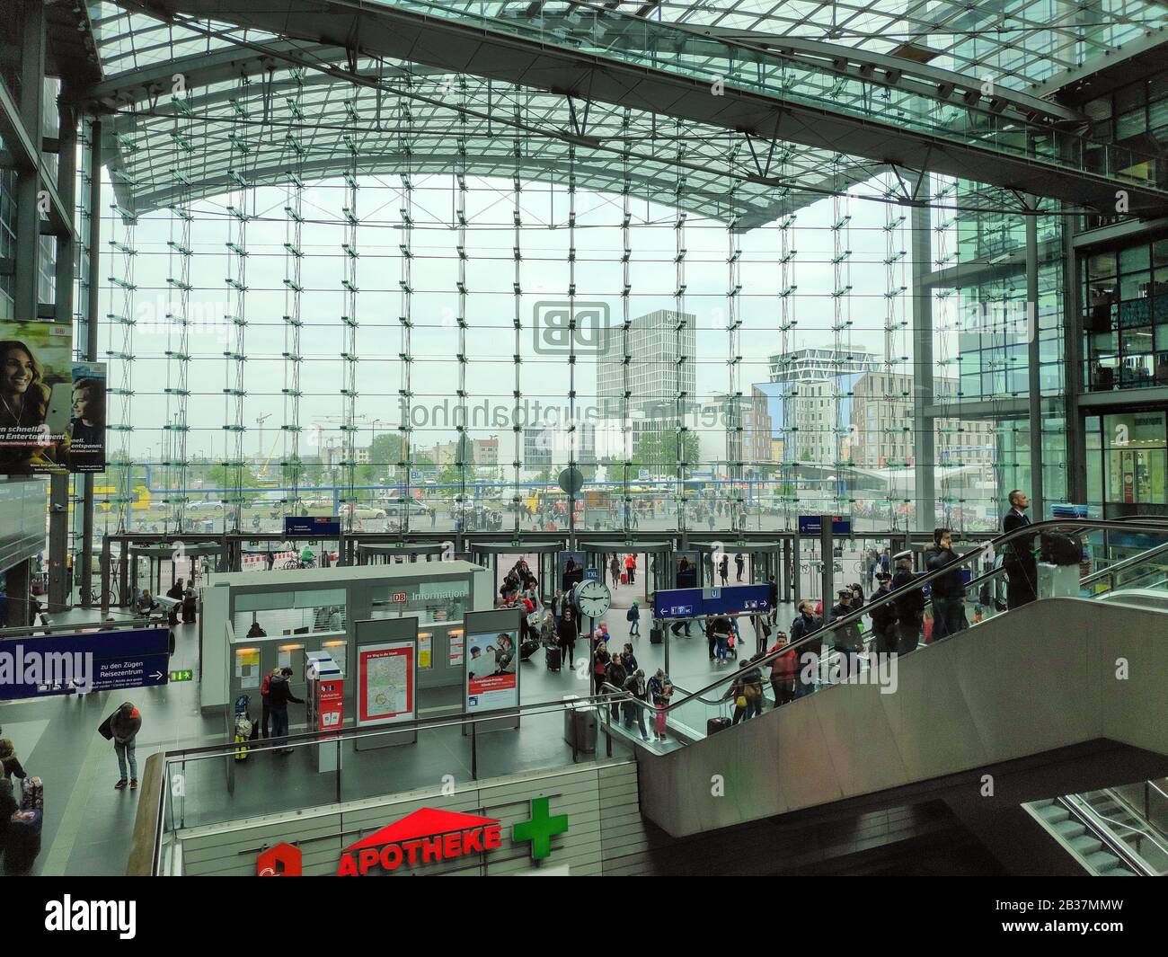Berlin, Deutschland - 29. April 2019: Der schöne und überfüllte Berliner Hauptbahnhof in Deutschland. Stockfoto