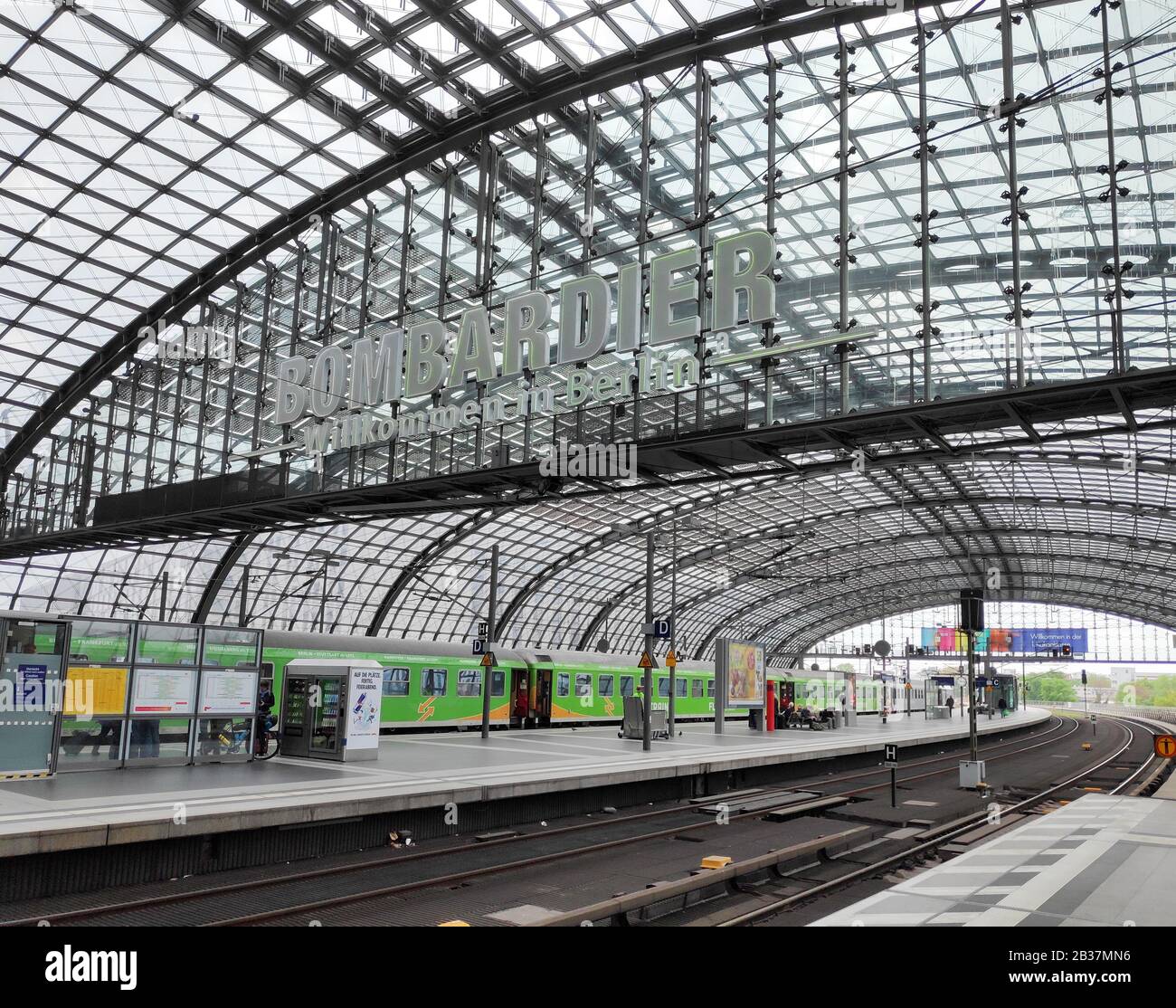 Berlin, Deutschland - 29. April 2019: Der schöne und überfüllte Berliner Hauptbahnhof in Deutschland. Stockfoto