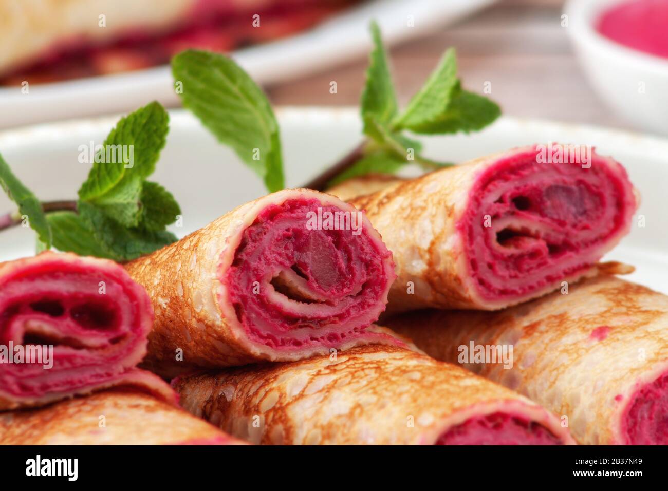 Pfannkuchen mit Rote Bete und Käse Pasta und Lachs Stockfoto