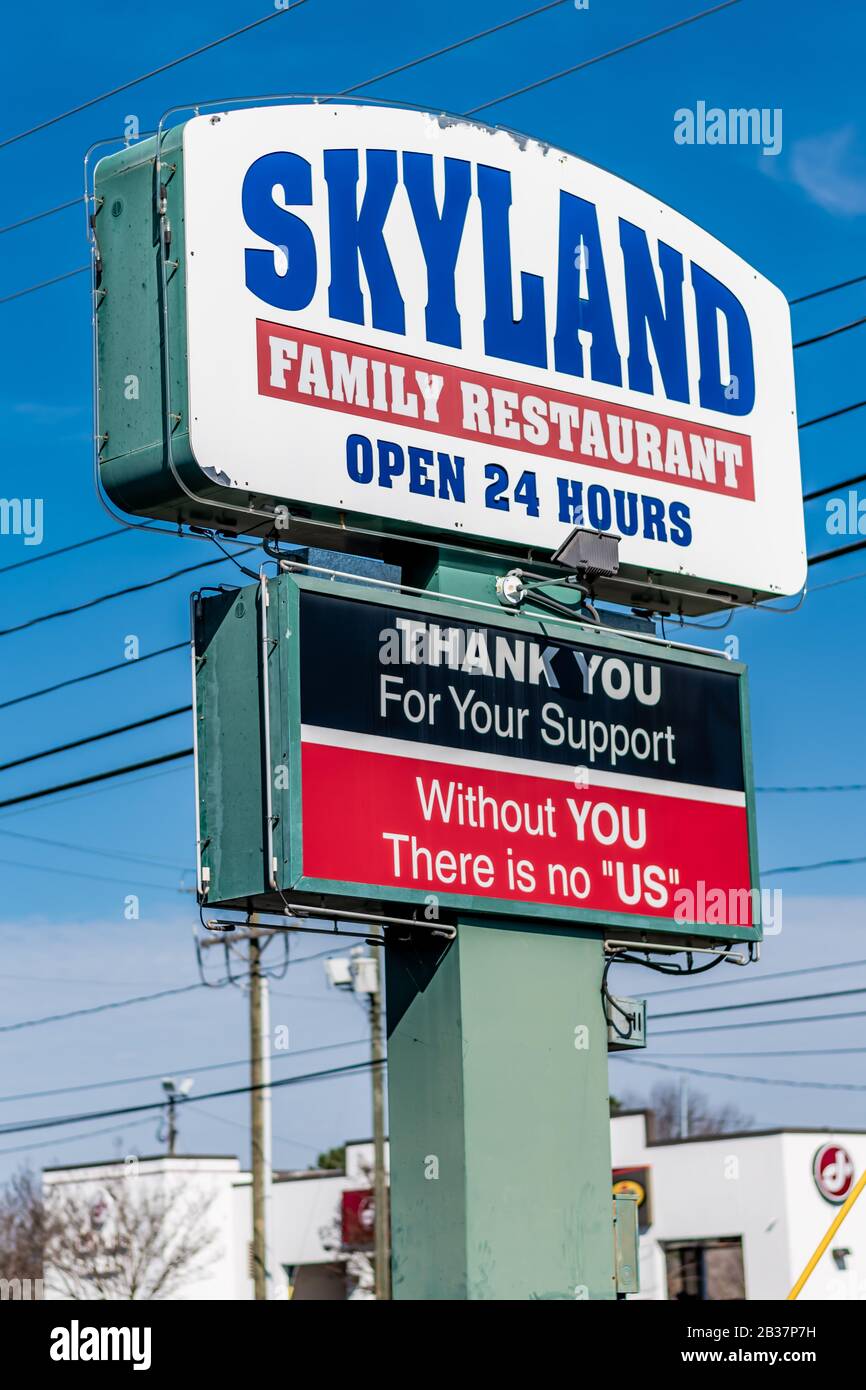 Charlotte, NC/USA - 17. Februar 2020: Vertikale Aufnahme des freistehenden Schilds 'Skyland' Family Restaurant mit Marke und Werbung gegen blauen Himmel. Stockfoto