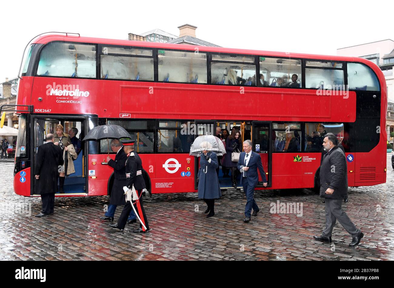 Der Prince of Wales und die Duchess of Cornwall mit dem TfL-Kommissar Mike Brown steigen im London Transport Museum einen neuen elektrischen Doppeldeckerbus aus, um an Feiern zum 20-jährigen Transport für London teilzunehmen. PA Foto. Bilddatum: Mittwoch, 4. März 2020. Der Fotowredit sollte lauten: Stuart Wilson/PA Wire Stockfoto