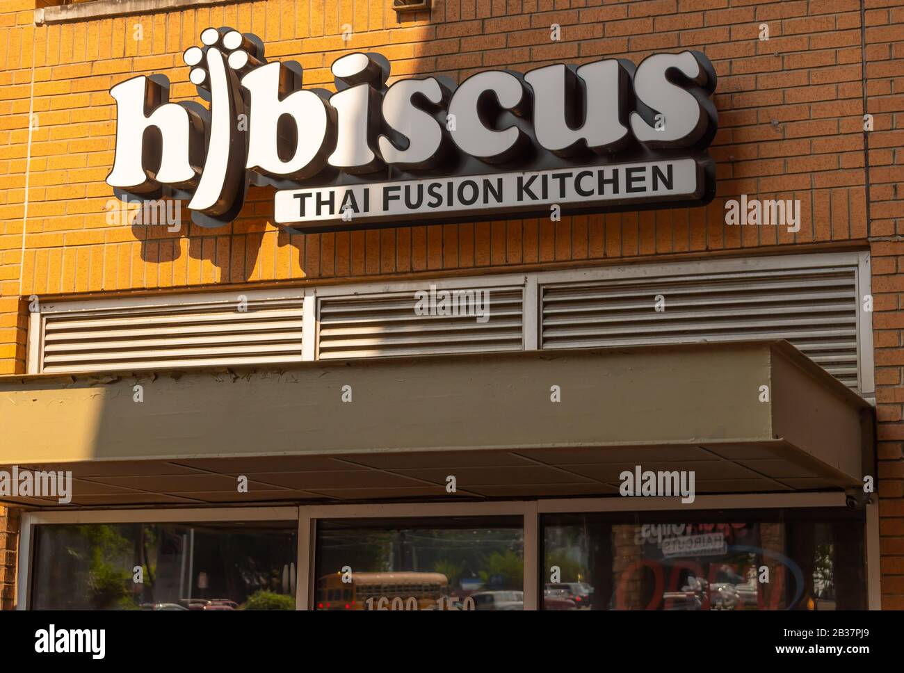 Charlotte, NC/USA - 22. Mai 2019: Horizontaler mittlerer Nahbereich des Restaurants "Hibiscus Thai Fusion Kitchen", das Marke und Logo auf der Fassade des Gebäudes zeigt Stockfoto