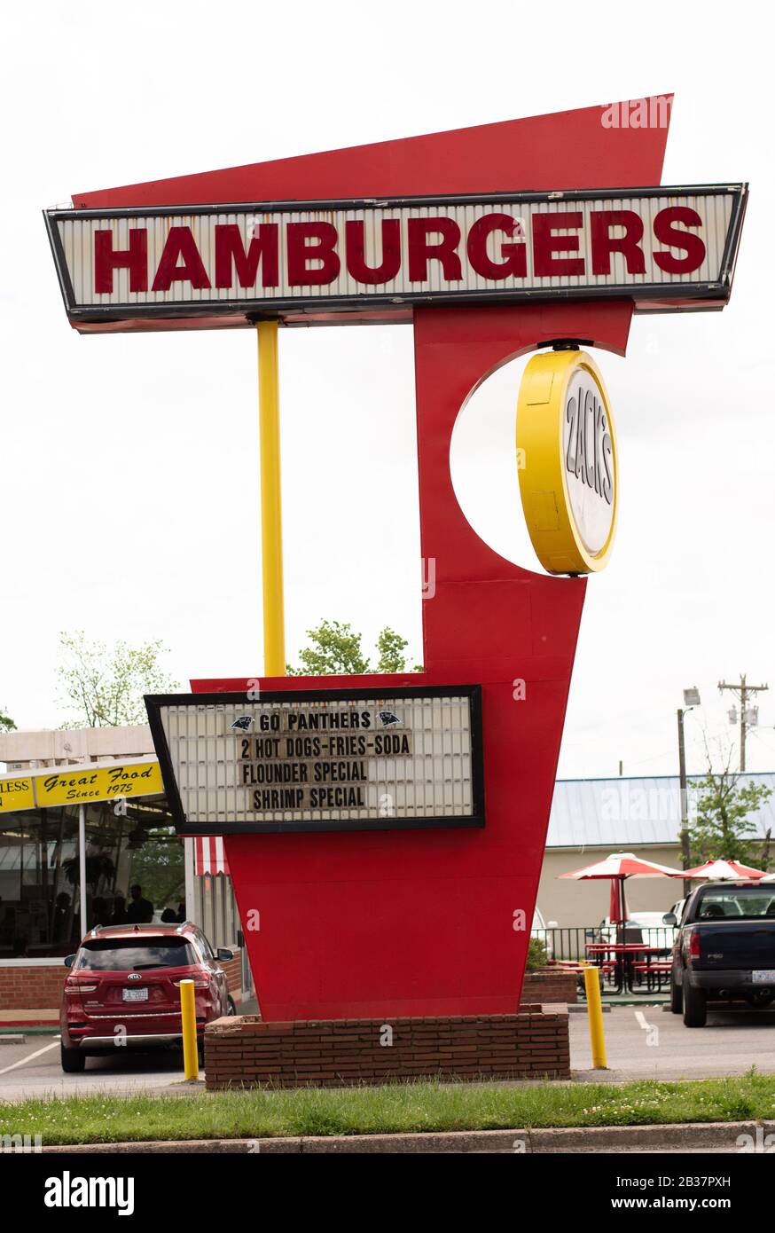 Charlotte, NC/USA - 26. April 2019: Vertikale Aufnahme von freistehenden Schildern im Stil der 50er Jahre, die Zacks Marke und Werbung zeigen. Stockfoto