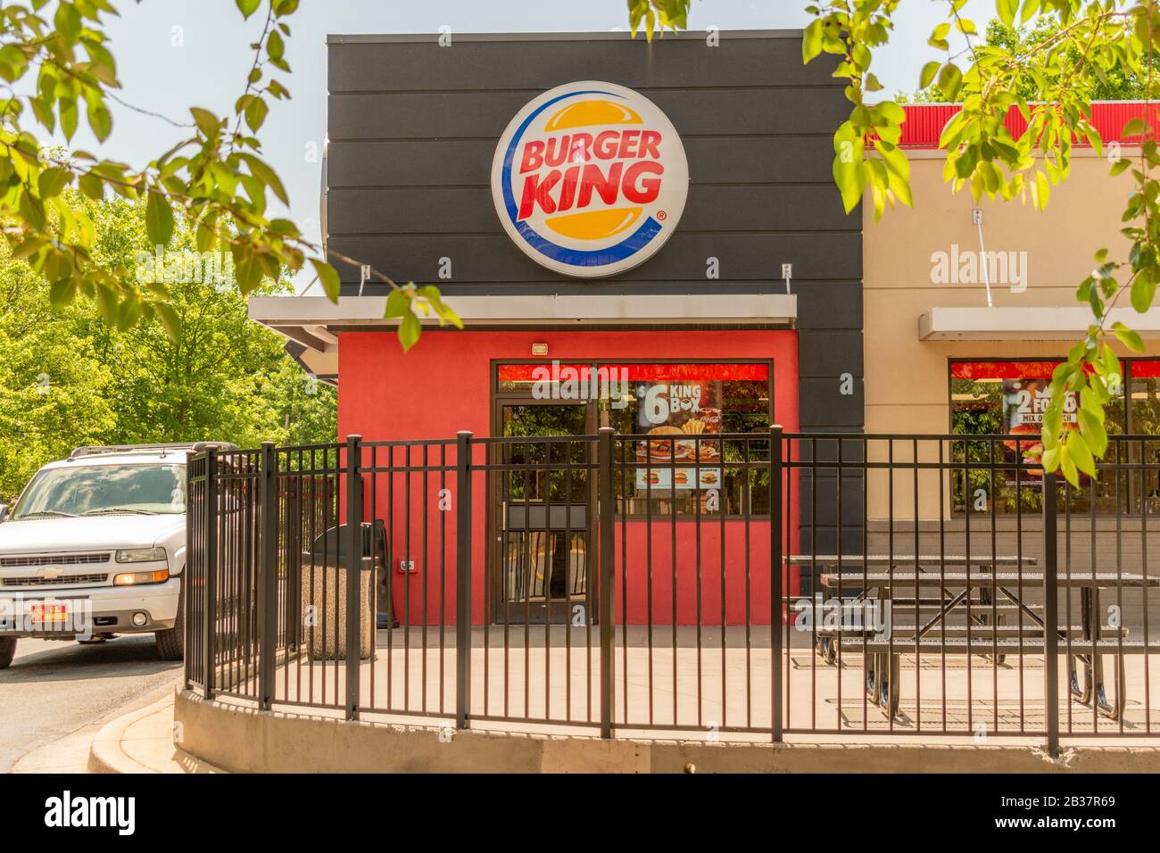 Charlotte, NC/USA - 26. Mai 2019: Mittelgroße horizontale Aufnahme von "Burger King" mit Auto am Fenster, die Marke und Logo in Rot, Gelb, Weiß und Blau zeigt. Stockfoto