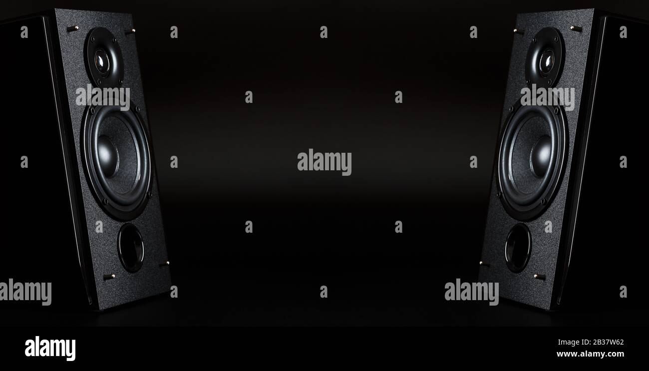 Zwei Audiolautsprecher mit freiem Speicherplatz auf schwarzem Hintergrund. Das Konzept von Stereo-Sound, Freiraum Stockfoto
