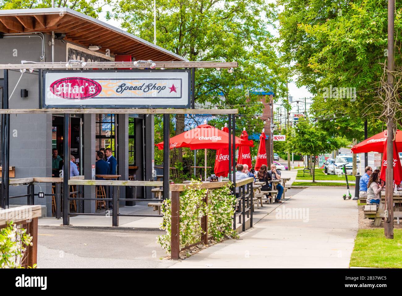 Charlotte, NC/USA - 14. Mai 2019: Horizontale Außenaufnahme der Mac's Speed Shop Bar und des Grills auf dem South Blvd. Mit Marken-/Logo-Schildern. Stockfoto