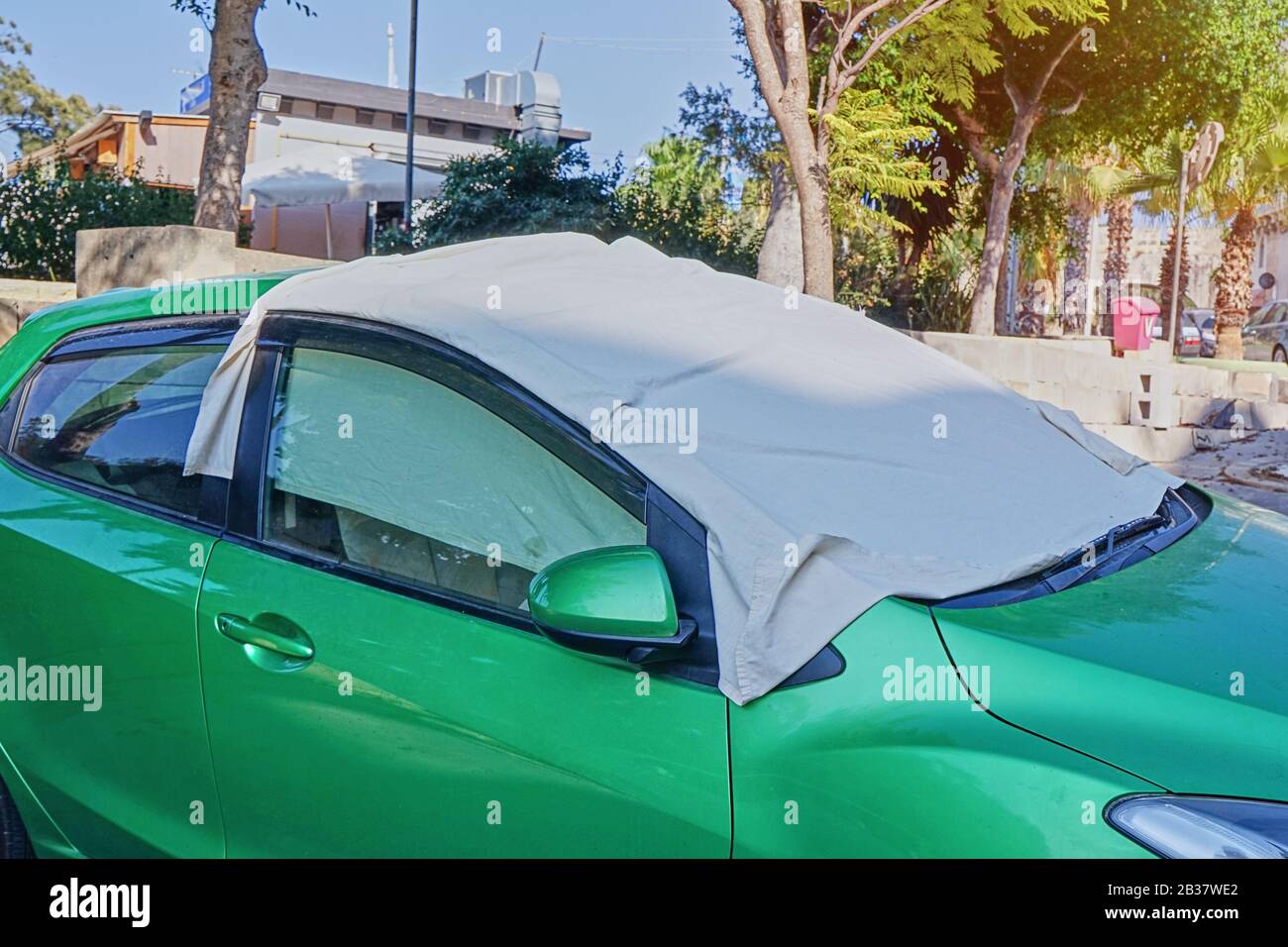 Die Windschutzscheibe des Autos mit schützenden reflektierenden