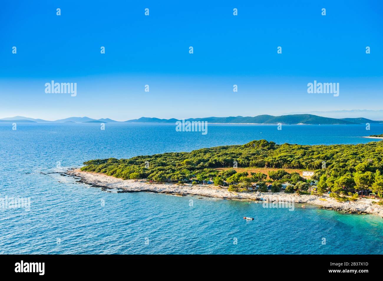Wunderschönes meereskapsel an der Adria in Kroatien, Insel Dugi Otok, Camping in Pinienwald Stockfoto