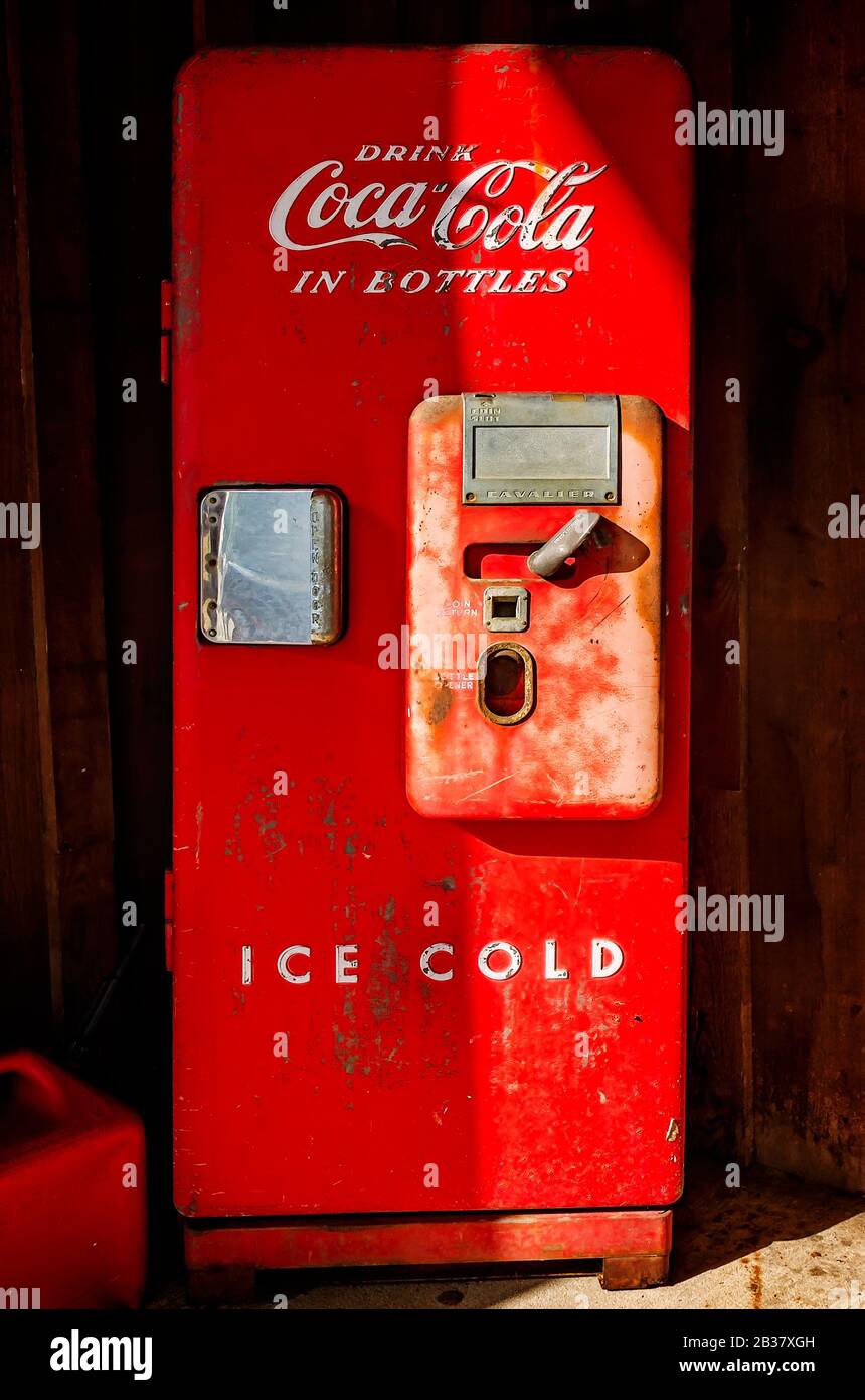 Cavalier Coca-Cola Verkaufsautomat aus den 1950er Jahren steht außerhalb von Berry's Seafood and Catfish House, 20. August 2019, in Florence, Mississippi. Stockfoto