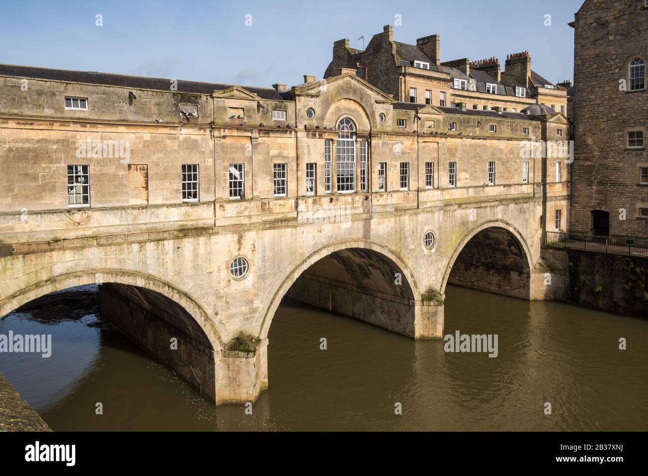 Die Pulteney Bridge in Bath, Somerset, überquert den Fluss Avon.Entworfen von Robert Adam im palladianischen Stil, erbaut im Jahr 174 Stockfoto