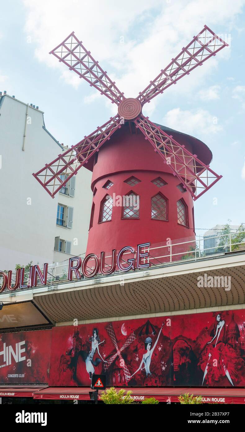 Moulin Rouge, berühmter Kabarettort in Montmartre, Paris, Frankreich Stockfoto