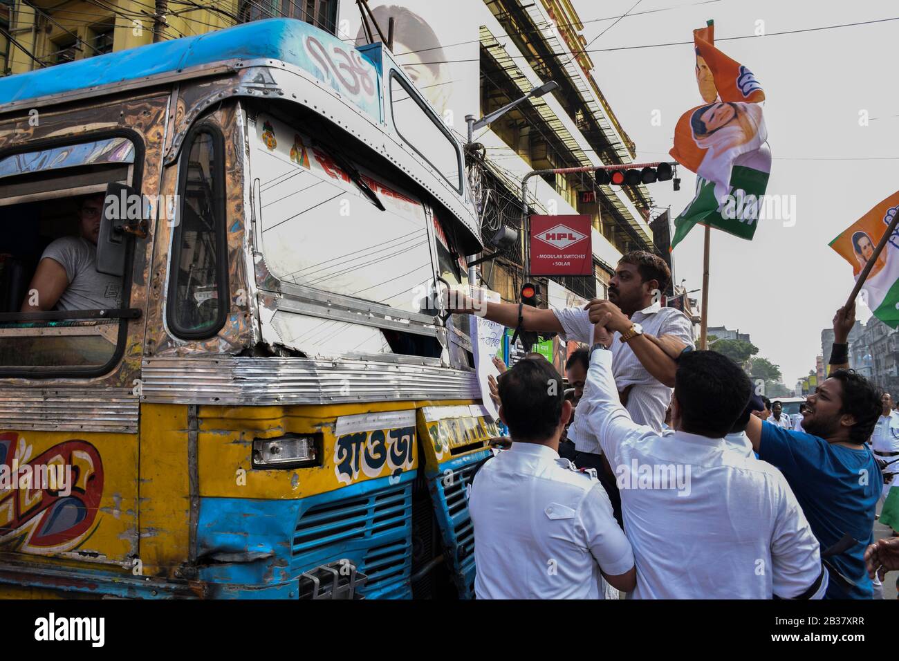 Ein Protestler, der gesehen wird, versucht, während der Demonstration einen Bus zu stoppen.die Kongressparteimitglieder hatten einen Protest gegen die BJP (Bharatiya Janata Party) wegen der Gewalt in delhi abgehalten und sie wollen auch einen sofortigen Rücktritt von Amit Shah (Innenminister). Stockfoto