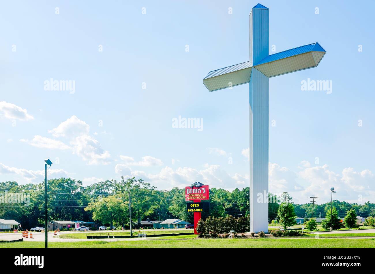 Ein 16 Tonnen schweres weißes Kreuz steht außerhalb von Berry's Seafood and Catfish House, 20. August 2019, in Florence, Mississippi. Stockfoto